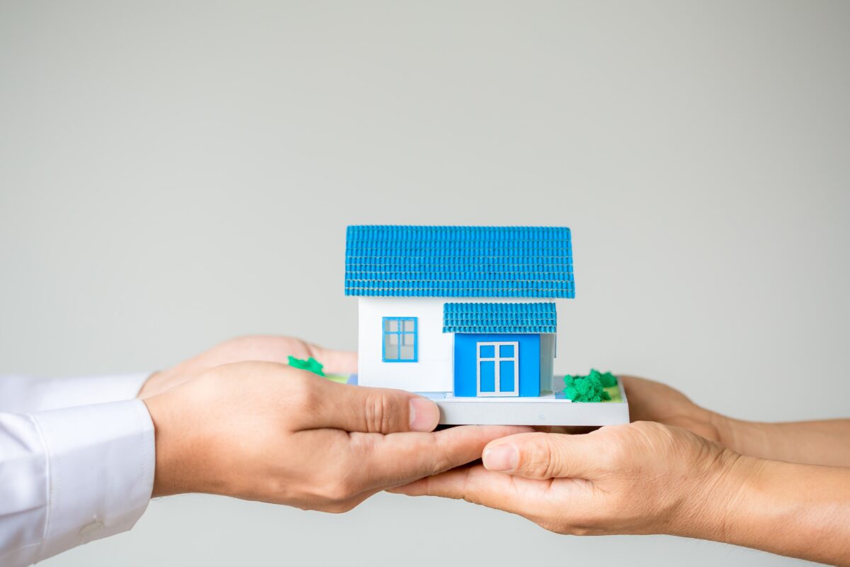 real-estate-broker-agent-presenting-and-consult-to-customer-to-decision-making-sign-insurance-form-agreement-min