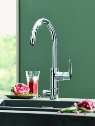 Il sistema Grohe Blue Pure eroga dallo stesso rubinetto acqua corrente miscelata e acqua filtrata naturale a temperatura ambiente. Il filtro ai carboni attivi migliora il gusto dell’acqua, eliminando le sostanze che ne alterano l’odore e il sapore. Per installarlo, lo spazio richiesto è quello della cartuccia filtrante e non necessita di prese elettriche. Il sistema è disponibile in tre differenti design – anche con doccetta estraibile – e due finiture, cromata e satinata.