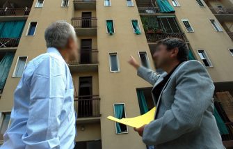 AMMINISTRATORE DI STABILE IN UN CONDOMINIO CONTROLLA LAVORI DA EFFETTUARE CON UN INQUILINO CONDOMINO ESTERNI PALAZZI POPOLARE (Alessandro Grassani/Fotogramma, MILANO - 2004-09-10) p.s. la foto e' utilizzabile nel rispetto del contesto in cui e' stata scattata, e senza intento diffamatorio del decoro delle persone rappresentate