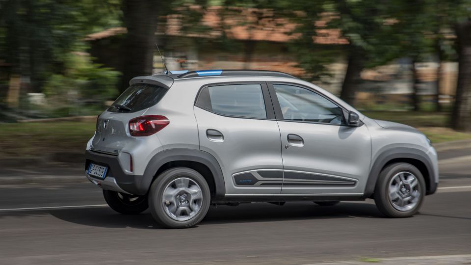 Nuova Dacia Spring: la citycar elettrica durante la prova su strada