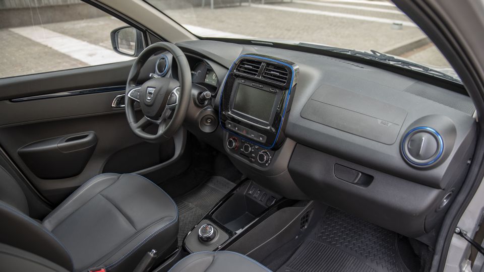 Nuova Dacia Spring: l'abitacolo semplice ma ospitale per quattro persone