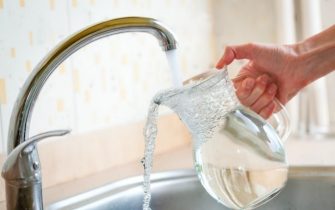 In una foto d'archivio una caraffa riempita d'acqua di rubinetto, 7 agosto 2021. L'acqua in bottiglia consuma risorse naturali 3500 volte di più rispetto a quella del rubinetto. Lo sostiene una ricerca condotta dal'Istituto di Barcellona per la Salute globale (ISGlobal). ANSANIC BOTHMA