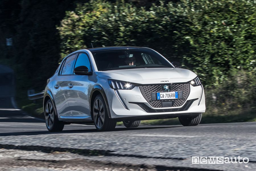 Vista di profilo Peugeot e-208 elettrica su strada