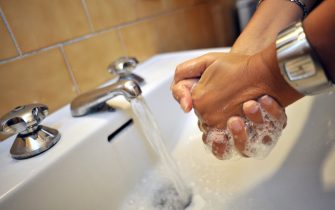 RAGAZZA SI LAVA LE MANI COL SAPONE NEL LAVANDINO DEL IN BAGNO (MILANO - 2009-09-24, Duilio Piaggesi) p.s. la foto e' utilizzabile nel rispetto del contesto in cui e' stata scattata, e senza intento diffamatorio del decoro delle persone rappresentate