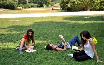 RAGAZZI LEGGONO DEI LIBRI AL PARCO SEMPIONE (MILANO - 2013-07-09, DUILIO PIAGGESI) p.s. la foto e' utilizzabile nel rispetto del contesto in cui e' stata scattata, e senza intento diffamatorio del decoro delle persone rappresentate