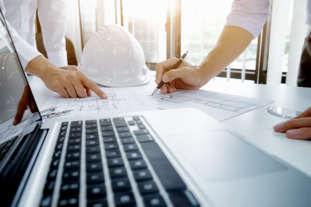 engineer-meeting-for-architectural-project-working-with-partner-min