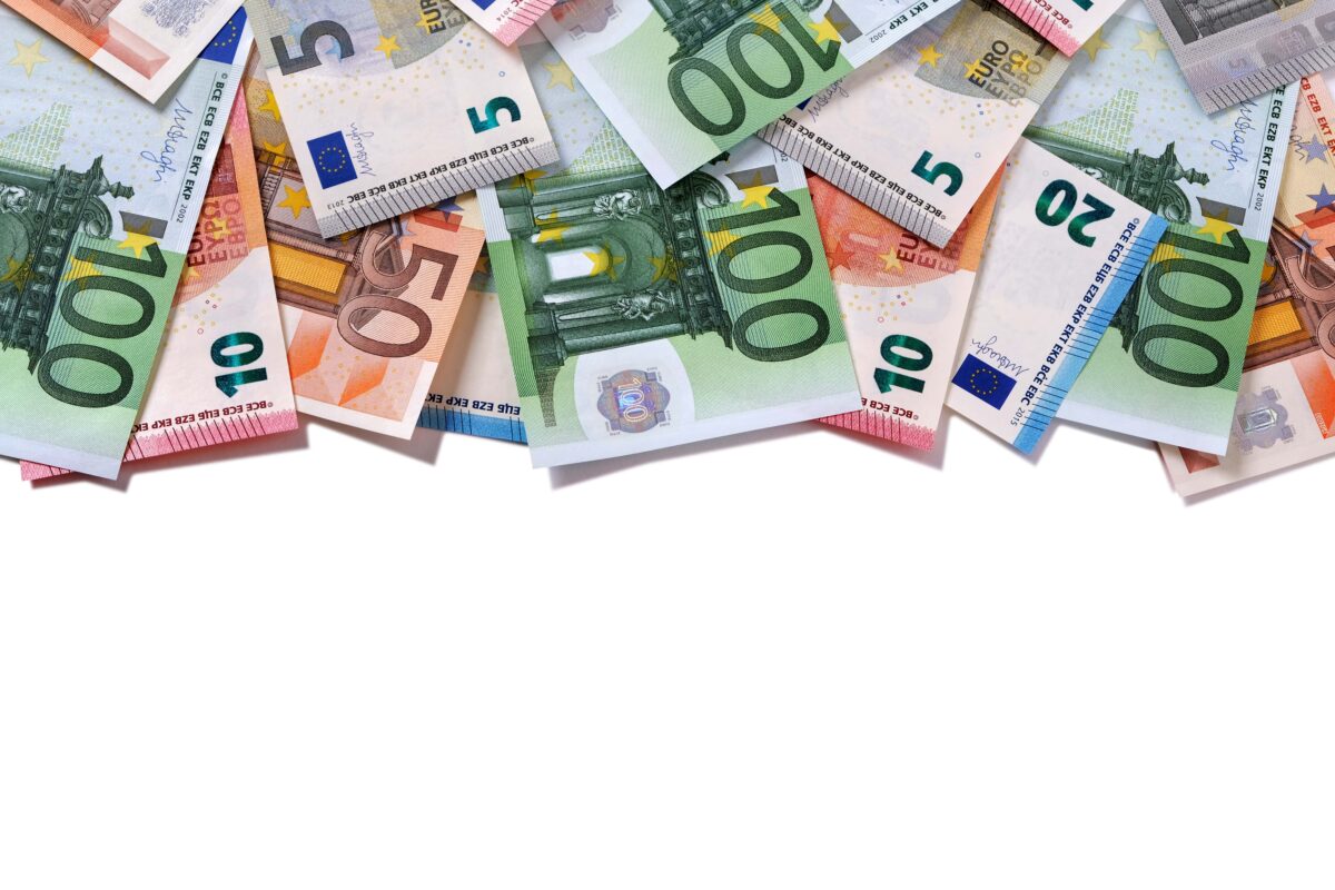 top-border-euro-money-notes-min