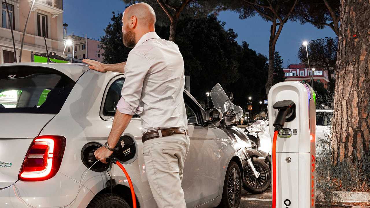 Le colonnine per la ricarica delle auto elettriche di Axpo a Roma