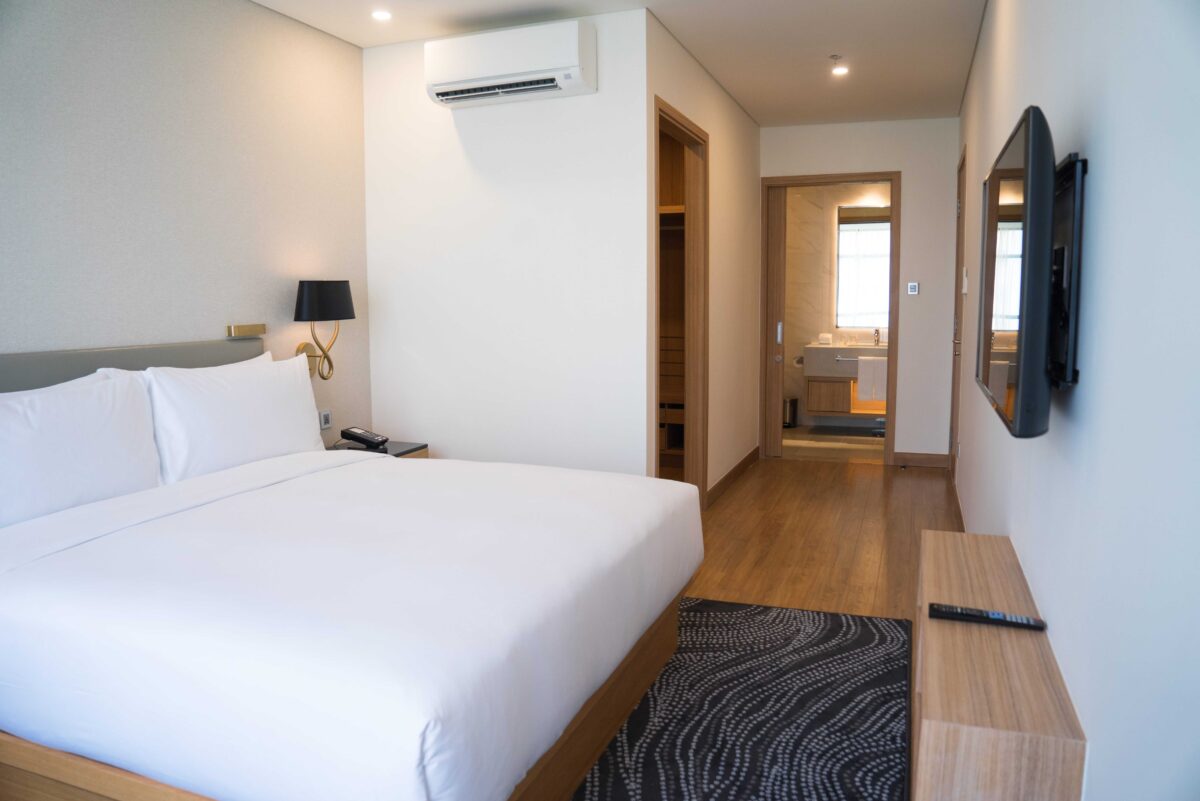 small-hotel-room-interior-with-double-bed-and-bathroom-min (1)