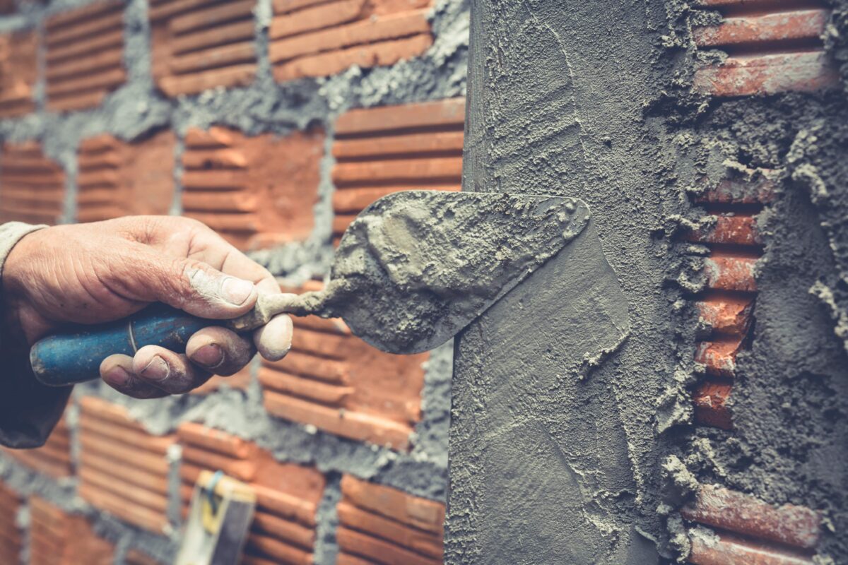 bricklaying-construction-worker-building-a-brick-wall-min