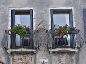 Bonus facciate, anche per balconi e fregi: 90% di detrazione entro fine anno - Corriere della Sera