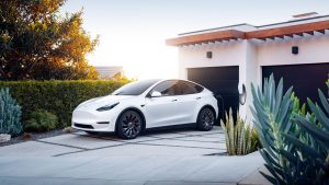 Tesla alza di nuovo i prezzi in Italia: Model 3 base supera i 57.000 euro - Everyeye Auto