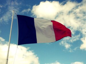 Auto elettrica a 100 euro al mese: la Francia va avanti sul piano - InsideEVs Italia