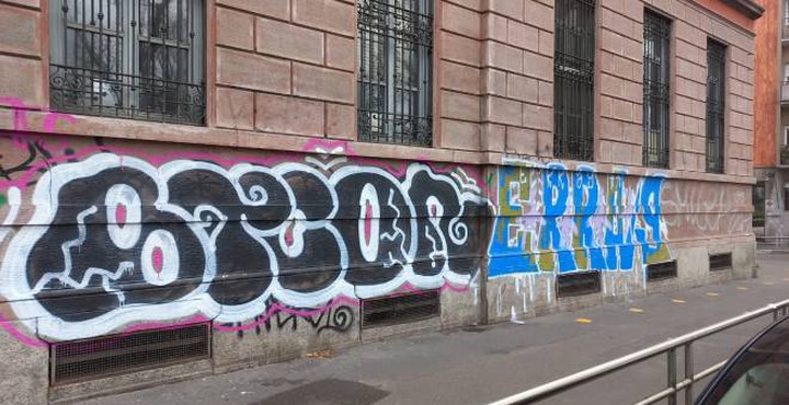 Scritta su un palazzo di Milano