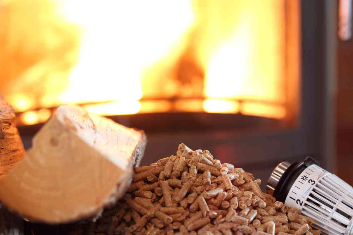 Cos'è davvero il bonus pellet di cui tutti parlano ora che il prezzo del gas è alle stelle - greenMe.it