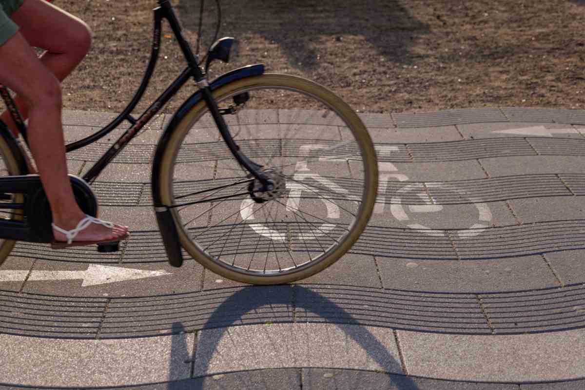 Non è un Paese per bici, l'Italia non investe nemmeno 1 euro per le ciclabili nelle città - greenMe.it