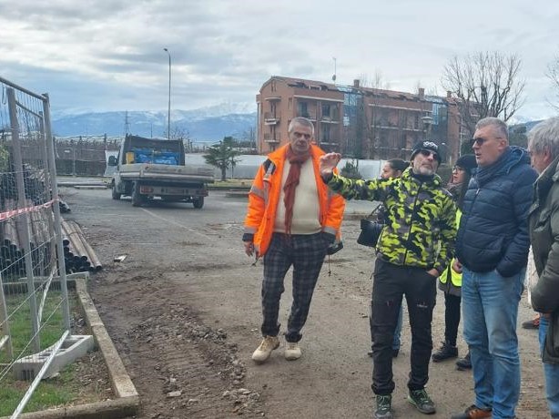 Lavori nelle case Atc di via Einaudi a Pinerolo: sopralluogo del presidente Bolla - TorinOggi.it