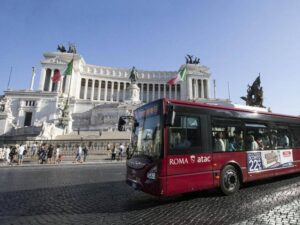 Trasporto pubblico locale in calo del 21%: pesano caro biglietti e smart working - Corriere della Sera