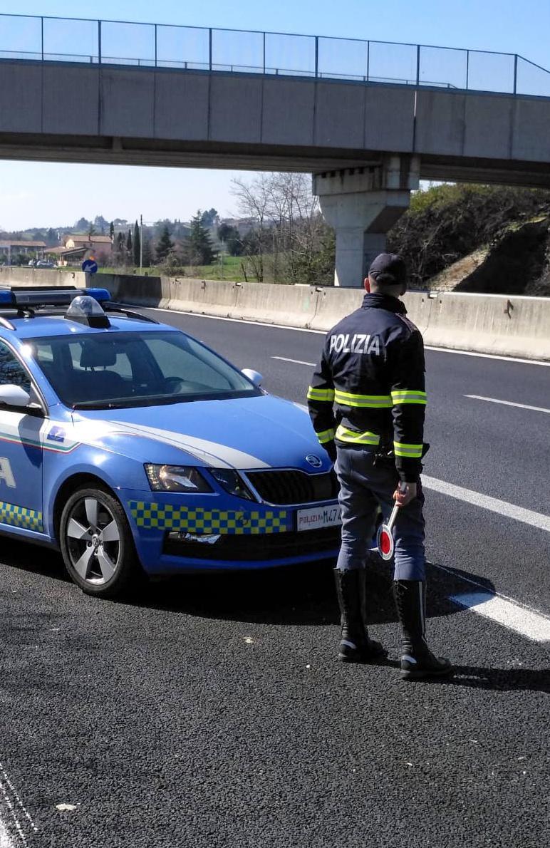 Paura sulla ’’Flaminia’’ Ancora sassi contro le auto Tre minorenni denunciati - LA NAZIONE