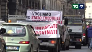 Sciopero edili, traffico in tilt a Genova per la protesta contro i crediti bloccati per il Superbonus - TGLA7
