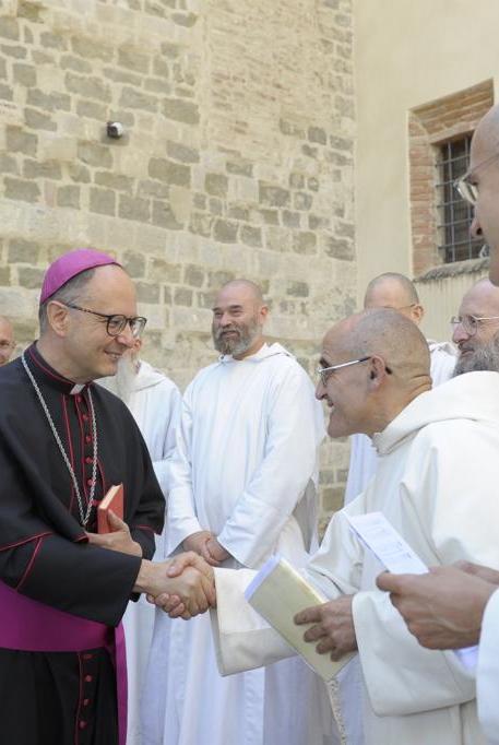 Sisma, l’appello dei monaci "Aiutare presto gli sfollati" Intanto riapre la parrucchieria - LA NAZIONE