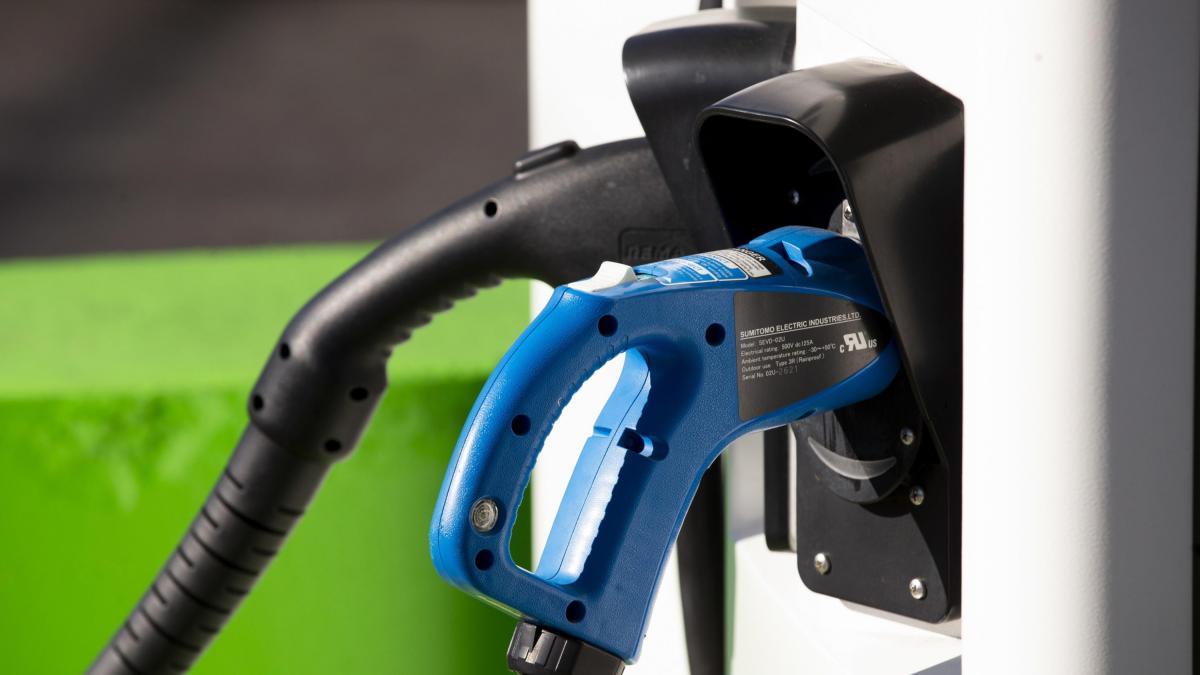 Auto elettriche, servono mille miliardi per la sostituzione del parco circolante