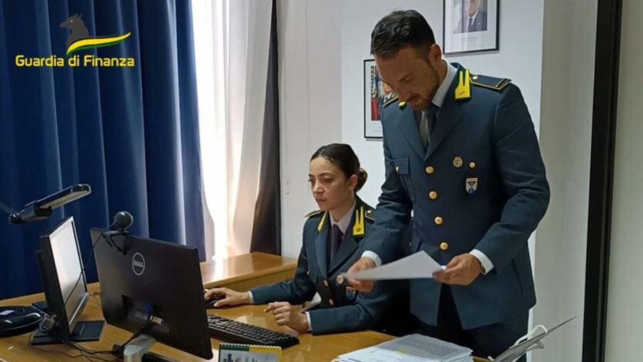 Operazioni fittizie per ottenere i crediti tributari del 'bonus facciate': maxisequestro da 20 milioni di euro nel Barese