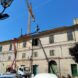 Camerano, travi cadono dalla gru e finiscono sul tetto del palazzo storico