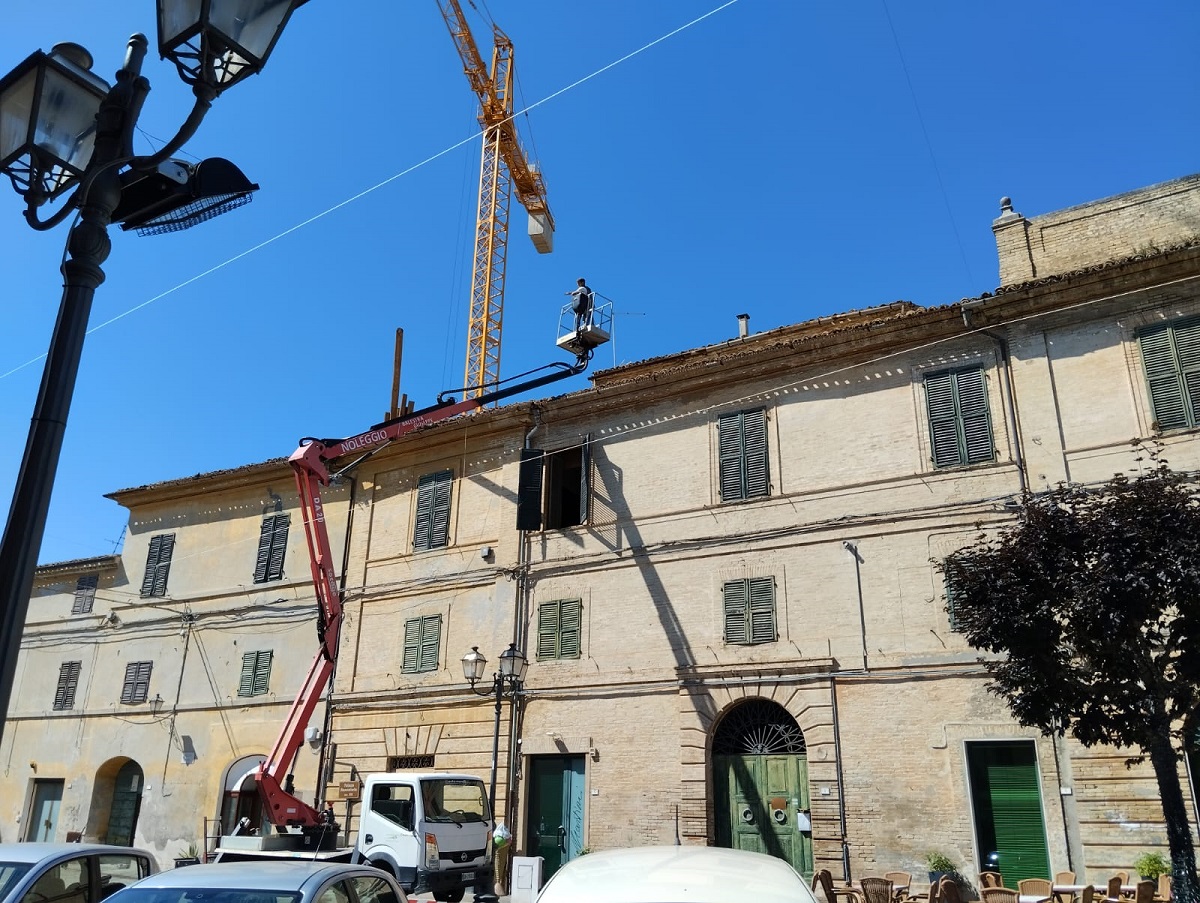 Camerano, travi cadono dalla gru e finiscono sul tetto del palazzo storico