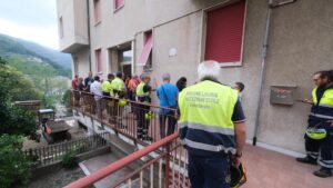 Genova, evacuato il palazzo che trema: “Ma la collina sta franando da quarant’anni”