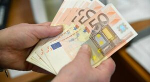 Bonus benzina, stipendi e scuola: gli aiuti che rischiano di essere cancellati e quelli che possono arrivare
