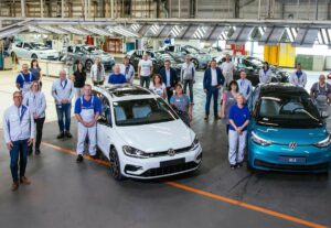 Calo ordini auto elettriche e stop incentivi: Volkswagen pensa al taglio di 300 dipendenti