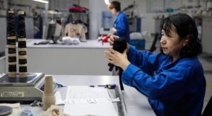 Sedici lavori contemporaneamente per 3 anni, diventa milionaria in Cina (senza mai presentarsi in ufficio)