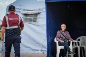 Terremoto. Pozzuoli città sospesa. «Serve l’Esercito». Al via l’esodo degli inquilini