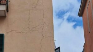 Dopo le scosse ai Campi Flegrei, le opposizioni chiedono più bonus edilizi per le zone sismiche