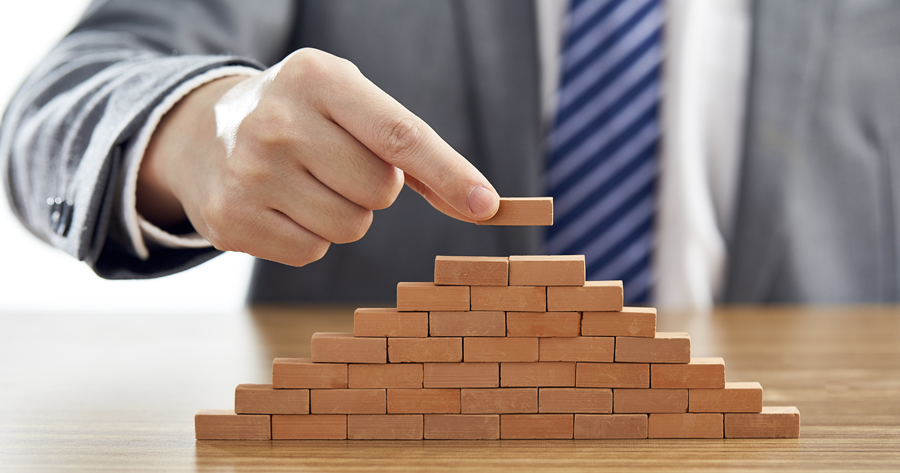 Demolizione e ricostruzione di edifici crollati: la ristrutturazione edilizia non ha limiti temporali